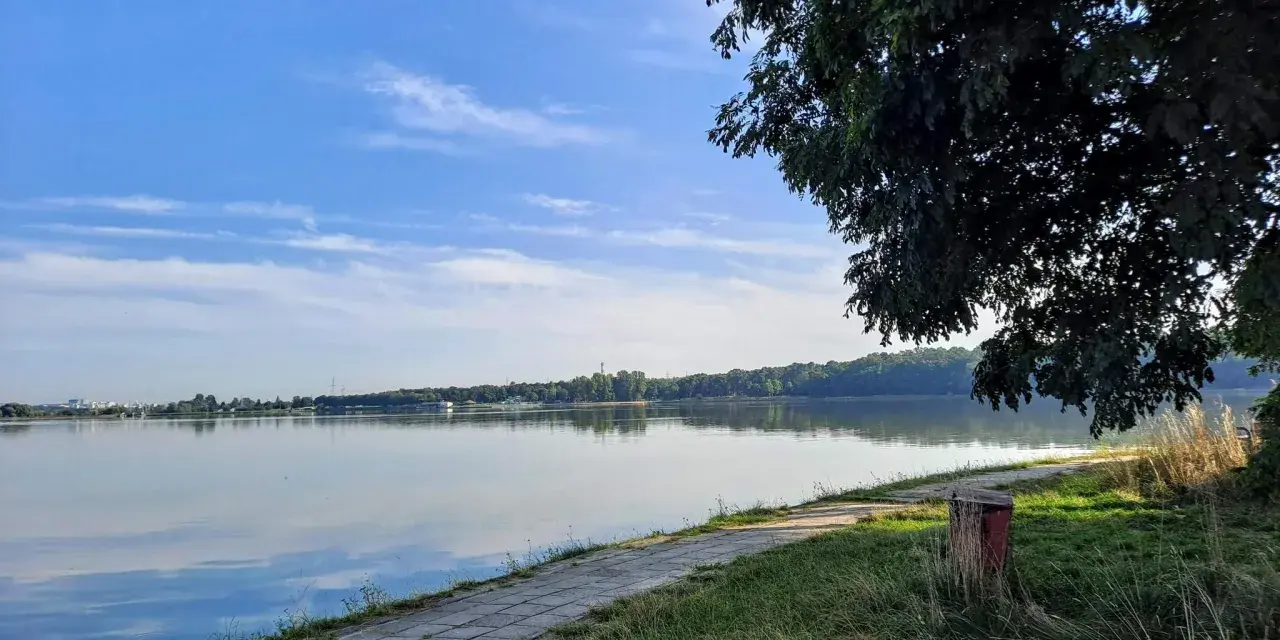 Ścieżka nad spokojnym zalewem zemborzyckim, idealna na spacer. Zastanawiasz się, ile km dookoła?