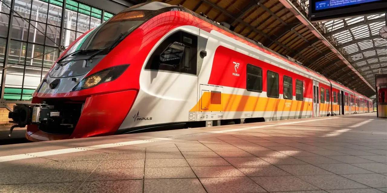 Nowoczesny pociąg Polregio Impuls na stacji. Bez opłaty za wydanie biletu w pociągu regio, podróż jest przyjemniejsza.