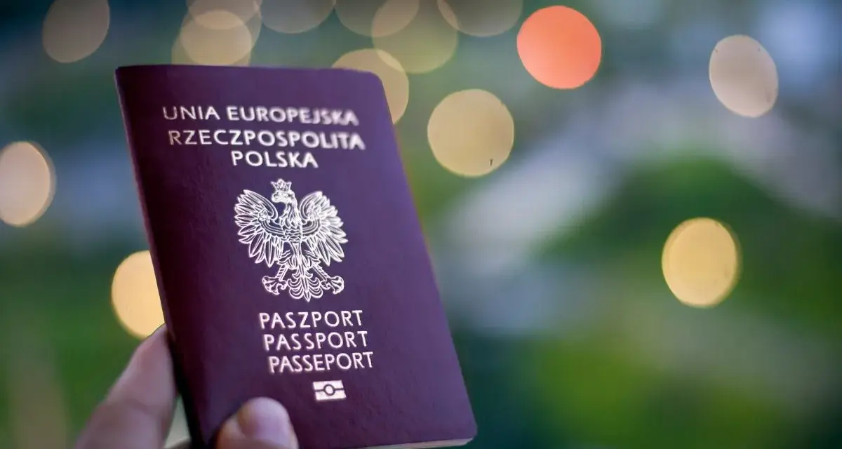 Polski paszport w dłoni, gotowy do podróży. Wkrótce wizyta w biurze paszportowym w Radomiu po nowe dokumenty.