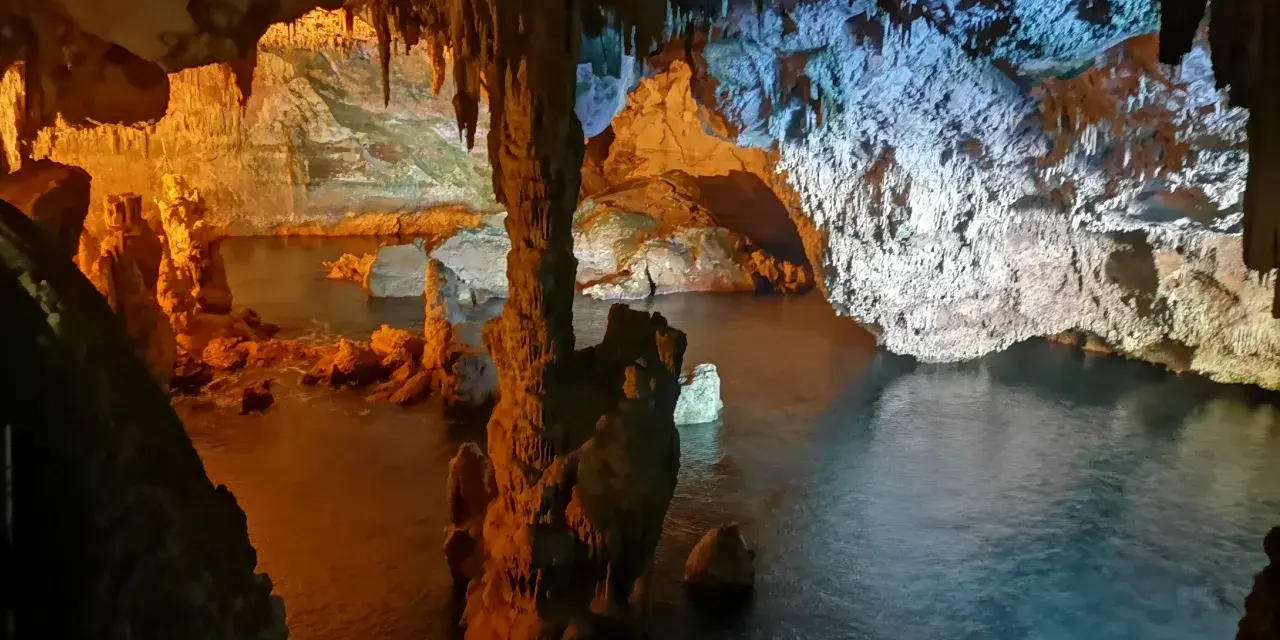 Grotta di Nettuno: un'esperienza magica per chi cerca cosa fare ad Alghero, con stalattiti e stalagmiti illuminate da luci suggestive.