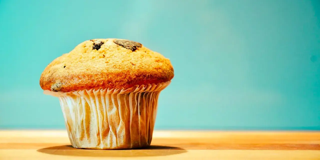 Un muffin dorato con gocce di cioccolato, perfetto per una ricetta muffin semplici.