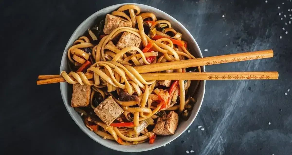 Miseczka z makaronem udon, tofu i warzywami, gotowa do podania. Idealny przepis na pad udon.
