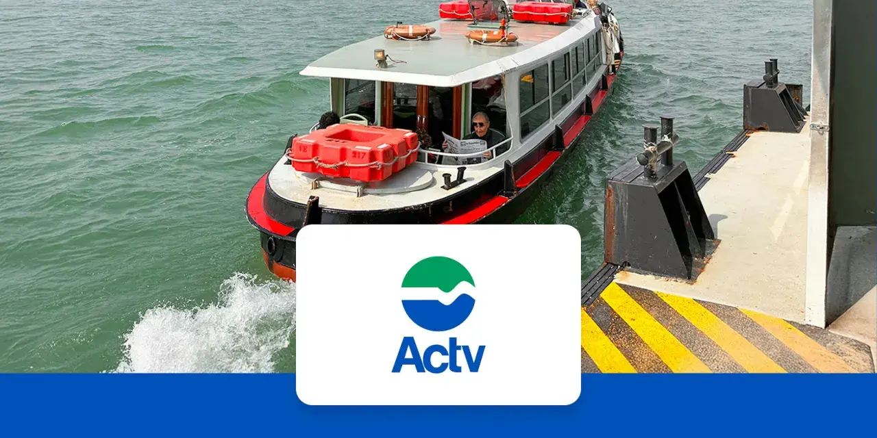 Un traghetto ACTV si avvicina al molo del Tronchetto, pronto a sbarcare passeggeri diretti al Lido.