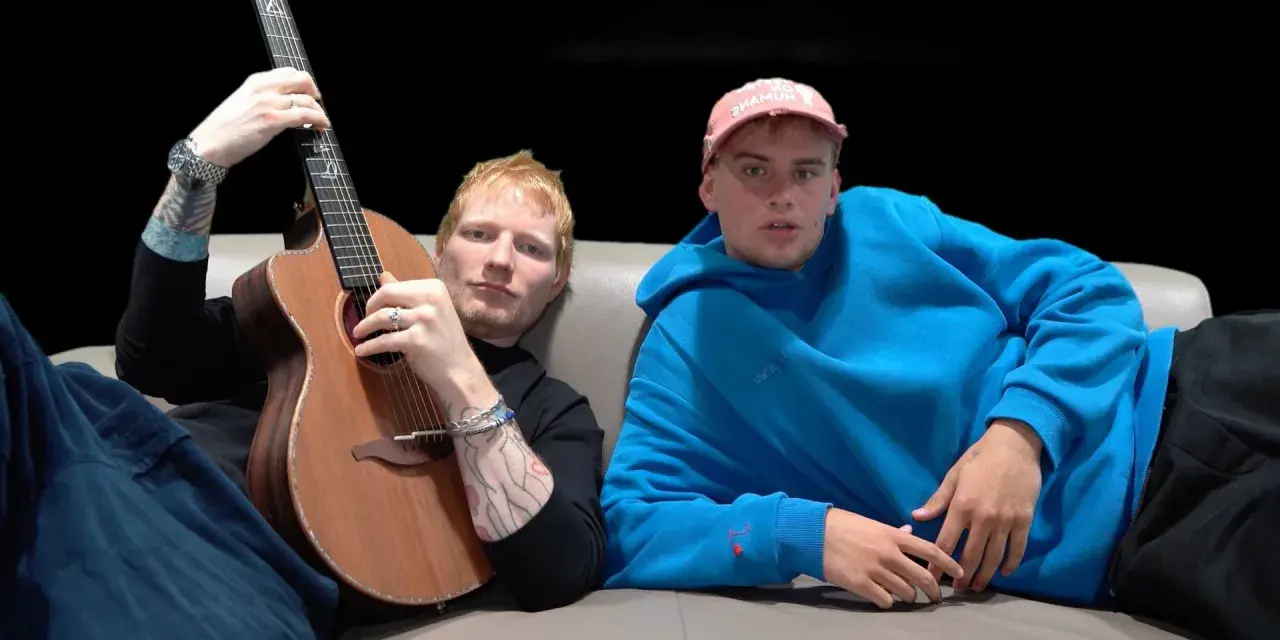 Ed Sheeran z gitarą i Yung Gravy w niebieskiej bluzie. "Azizam, co to znaczy?" - zastanawia się Yung Gravy, patrząc na tatuaże Eda.