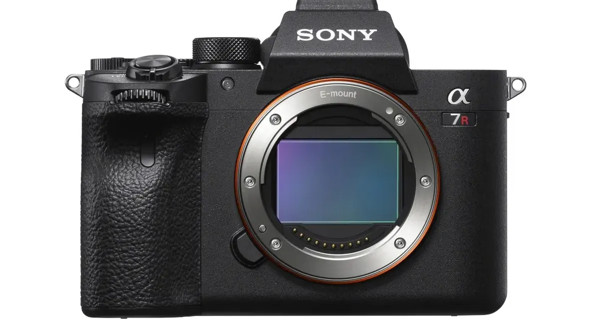 Czarna lustrzanka Sony Alpha 7R z obiektywem E-mount. Idealna do rozwiązywania fotograficznych krzyżówek.