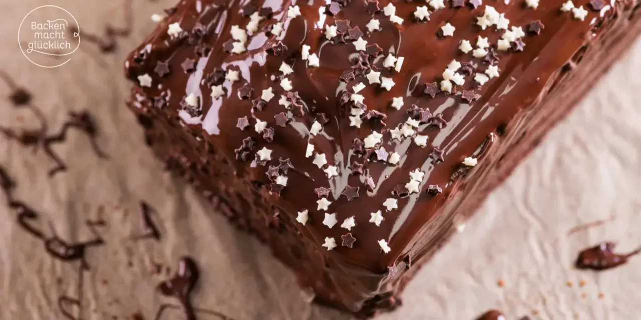 Omas Schokokuchen in Kastenform, glasiert und mit Sternchen verziert. Ein süßer Genuss, der Kindheitserinnerungen weckt.