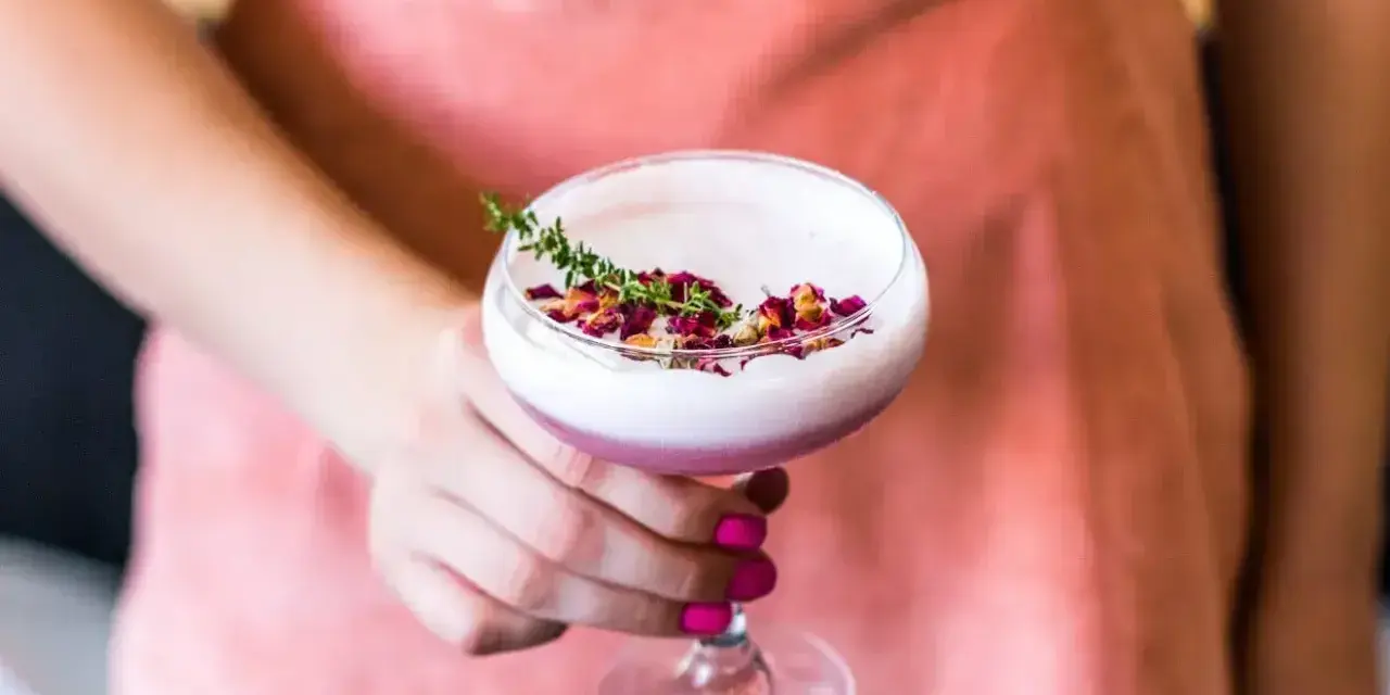 Elegancki koktajl z Gordon's gin, pianką, płatkami róż i gałązką tymianku. Idealny na letnie wieczory.