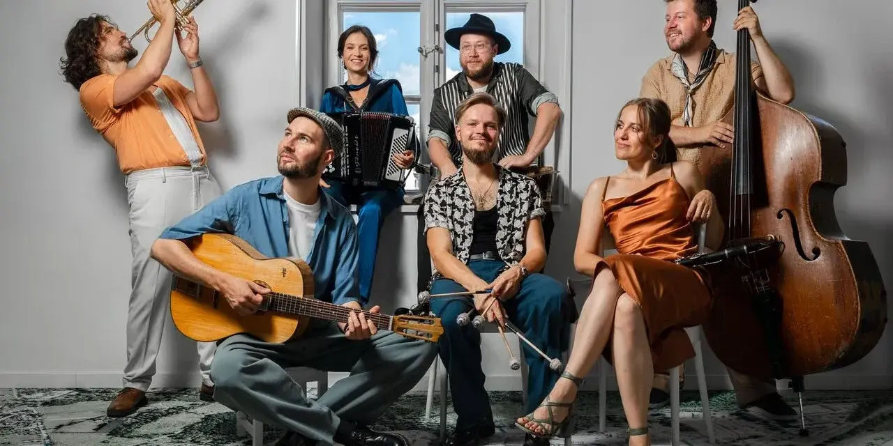 Warszawska Orkiestra Sentymentalna: siedmioro muzyków z trąbką, gitarą, akordeonem, kontrabasem i perkusjonaliami.