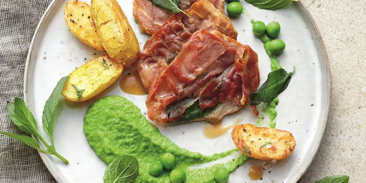 Saltimbocca Rezept Original: Zarte Kalbsschnitzel mit Salbei und Prosciutto, serviert mit Erbsenpüree und Rosmarinkartoffeln. Ein Fest für die Sinne!