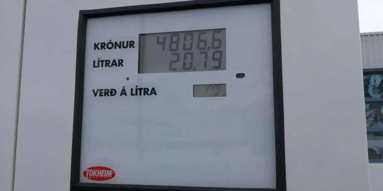 Wyświetlacz dystrybutora paliwa pokazuje cenę paliwa Islandia: 4806,6 koron za 20,79 litra.