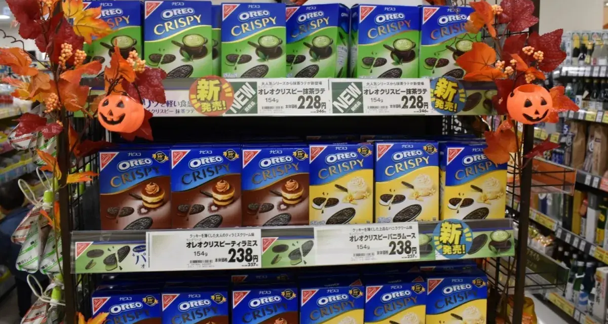 Szukasz pomysłów, co przywieźć z Japonii do jedzenia? Na półkach sklepowych kuszą Oreo Crispy o smakach matcha latte, tiramisu i wanilii.