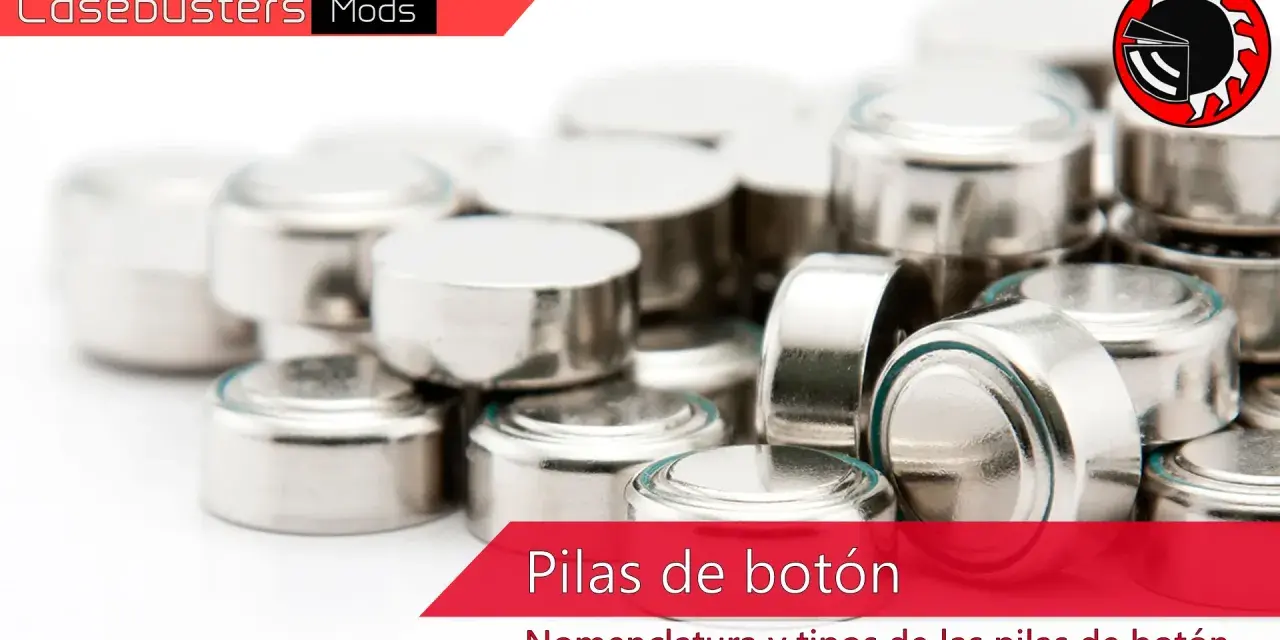 Montón de pilas botón plateadas, mostrando sus diferentes tipos y nomenclatura.