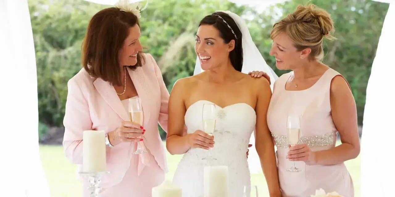 Panna młoda z mamą i druhną, toast szampanem. Dobry wedding planner cena to klucz do udanego wesela.