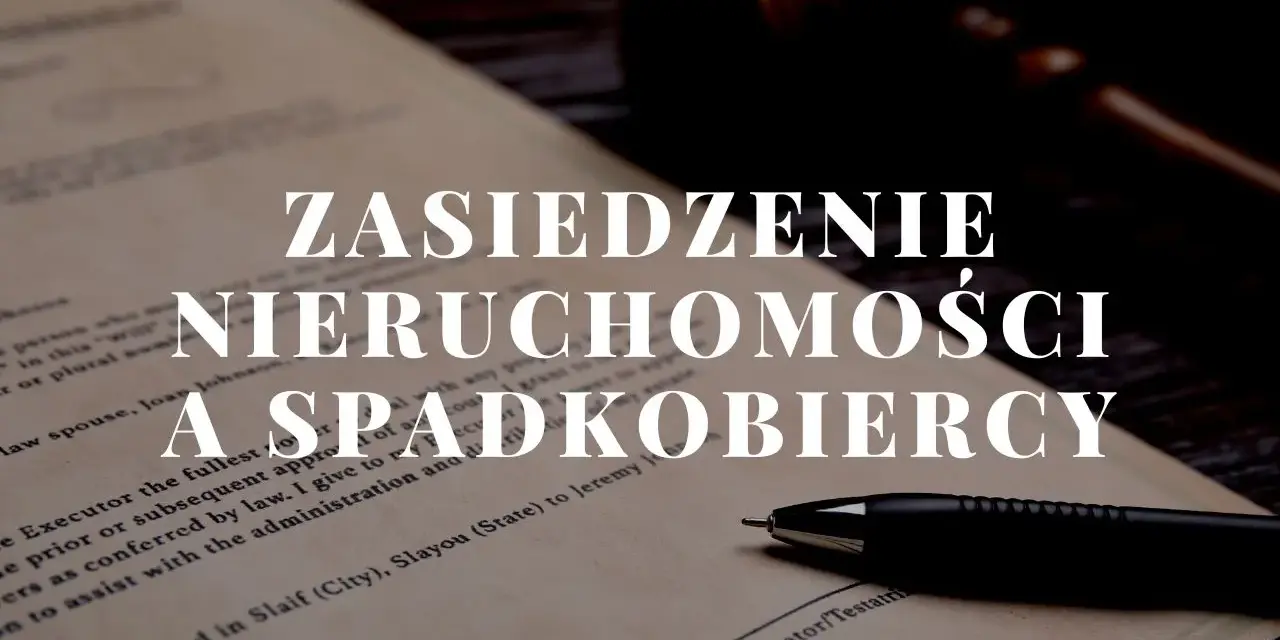 Dokument prawny z tekstem "Zasiedzenie nieruchomości a spadkobiercy", obok młotka sędziowskiego i długopisu.