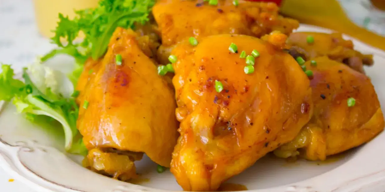Sabrosas piezas de pollo glaseado, perfectas para tus recetas con pollo. Servido con lechuga fresca y adornado con cebollino.