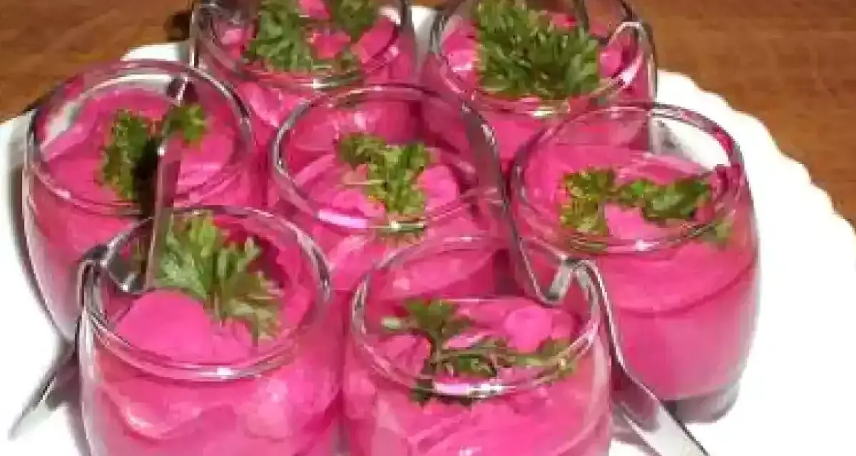 Six verrines de mousse de betterave, garnies de persil frais, prêtes à être dégustées.