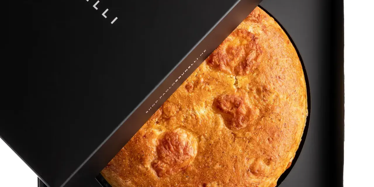 Pizza al formaggio veloce, dorata e fragrante, appena sfornata e pronta per essere gustata.