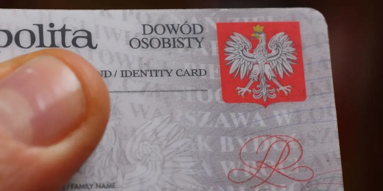 Zgubiony dowód osobisty? Zobacz, gdzie zgłosić zgubienie dowodu. Polski dokument tożsamości z orłem.