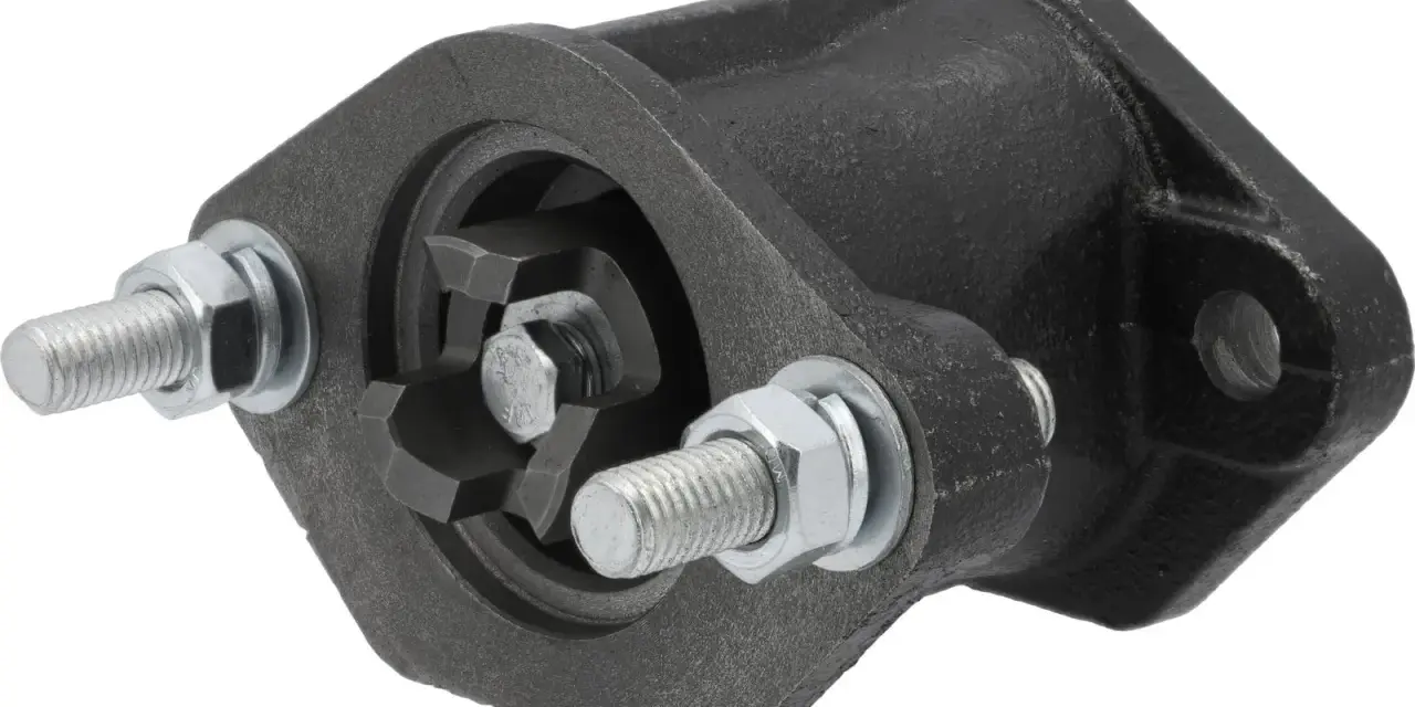 Czarne, metalowe mocowanie z ząbkowanym mechanizmem i śrubami, idealne jako adapter wom.
