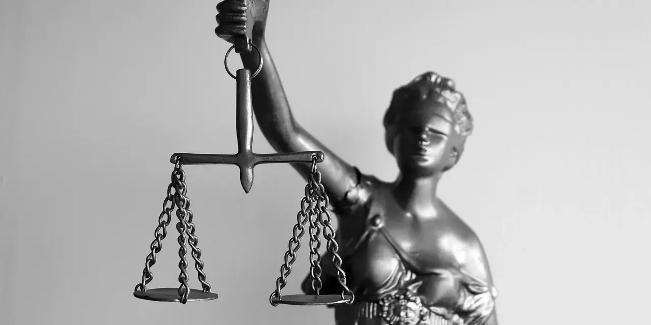 Temida z wagą, symbol sprawiedliwości. Zastanawiasz się, po jakim czasie prokuratura umarza postępowanie?