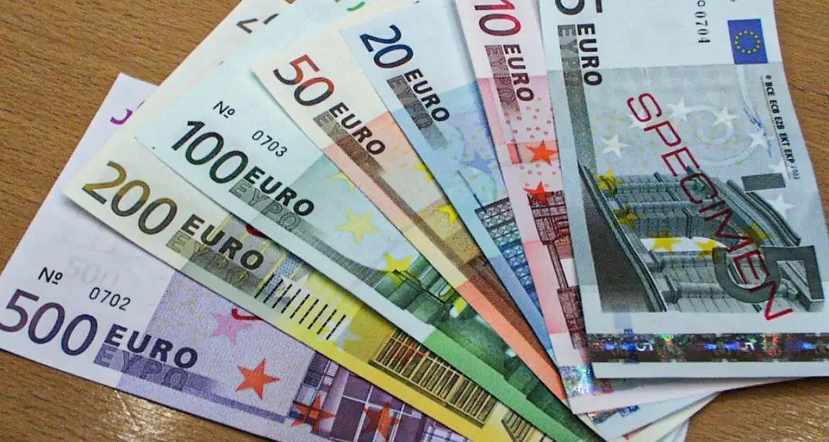 Różne banknoty euro ułożone wachlarzowo: 5, 10, 20, 50, 100, 200 i 500 euro.