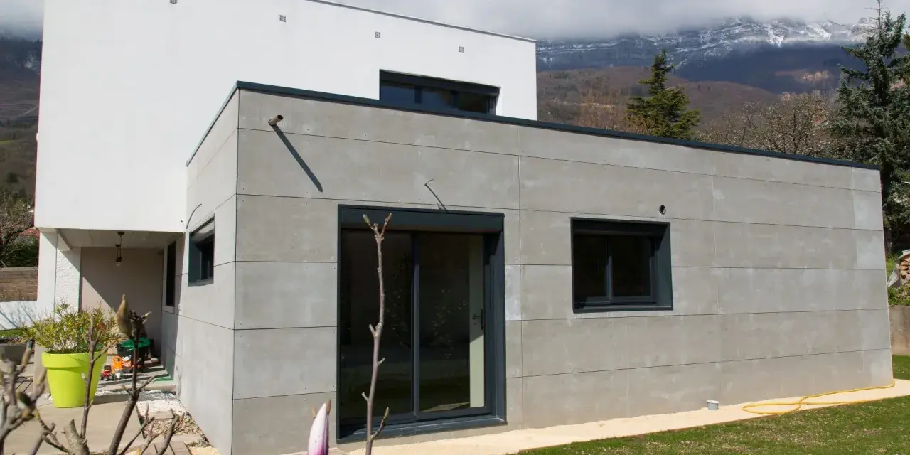 Extension moderne en béton, 30m2. Le prix de cette extension maison 30m2 est un investissement pour un design épuré.