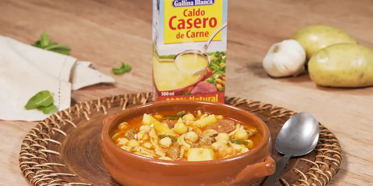 Un reconfortante rancho canario, un guiso casero con garbanzos, patatas y carne, listo para disfrutar.