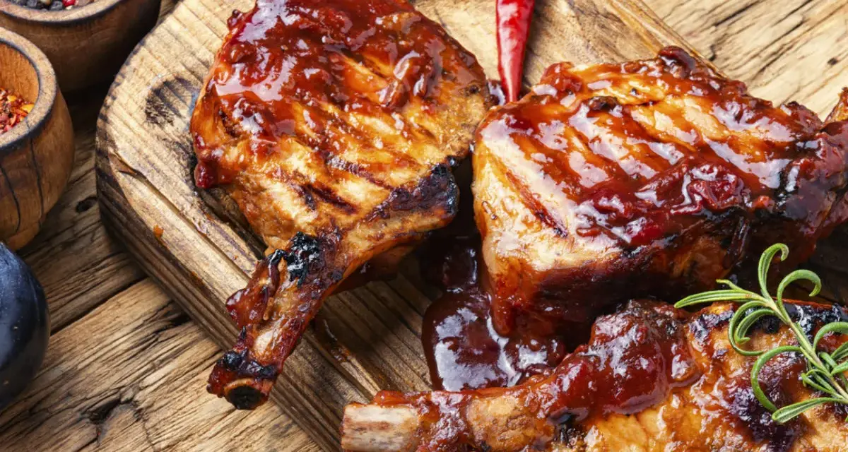 Côtes de porc grillées, nappées d'une sauce barbecue savoureuse. Un délice pour les amateurs de marinade côte de porc.