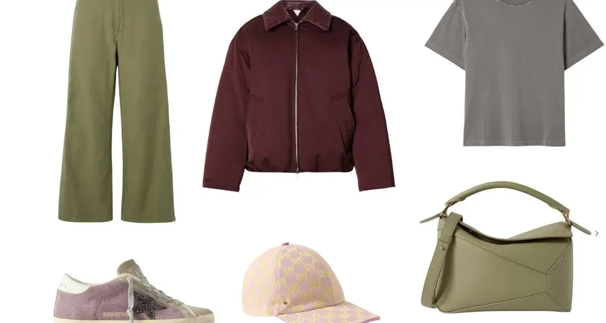 Outfit con giacca bordeaux, pantaloni verdi, t-shirt grigia, sneakers viola, cappellino rosa e borsa verde. Ecco come abbinare il bordeaux con stile.
