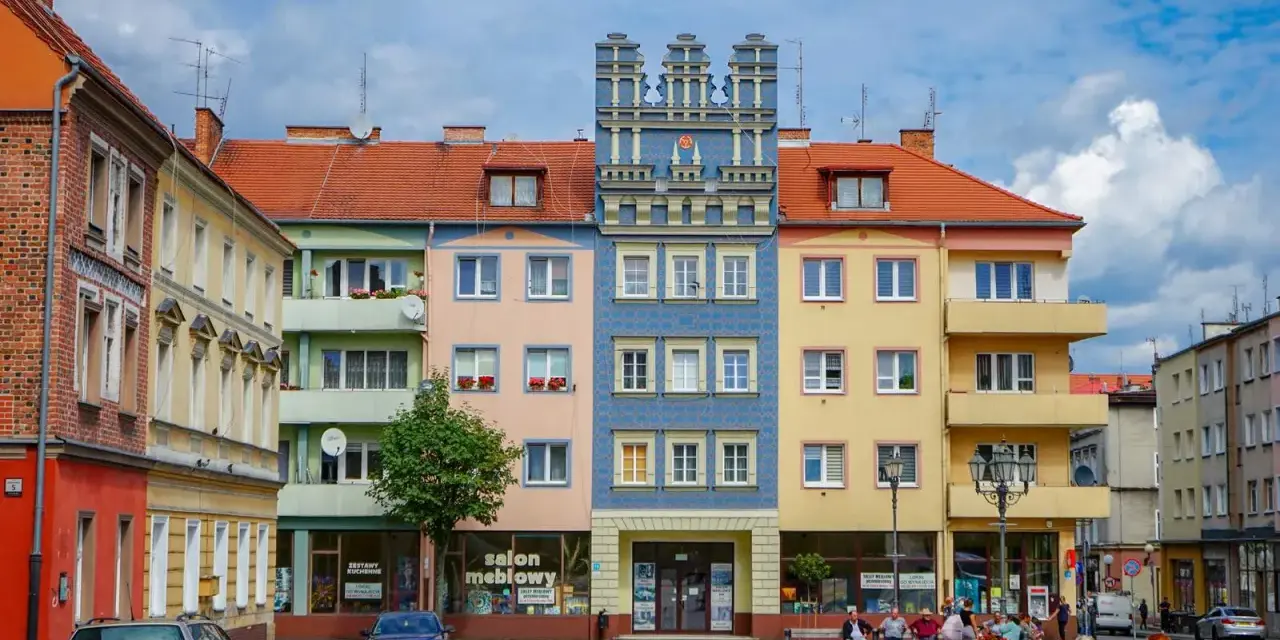 Kolorowe kamienice przy placu, z charakterystyczną niebieską fasadą. To urokliwe brzeg atrakcje, idealne na spacer.