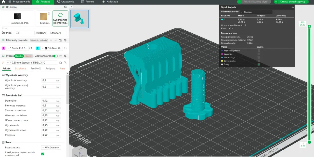 Widok interfejsu programu do przygotowania modeli do druku 3D. Na ekranie widać trójwymiarowe modele silnika i śruby, gotowe do druku. Po lewej stronie znajdują się ustawienia jakości i parametrów druku, a po prawej podsumowanie projektu, w tym szacowa...