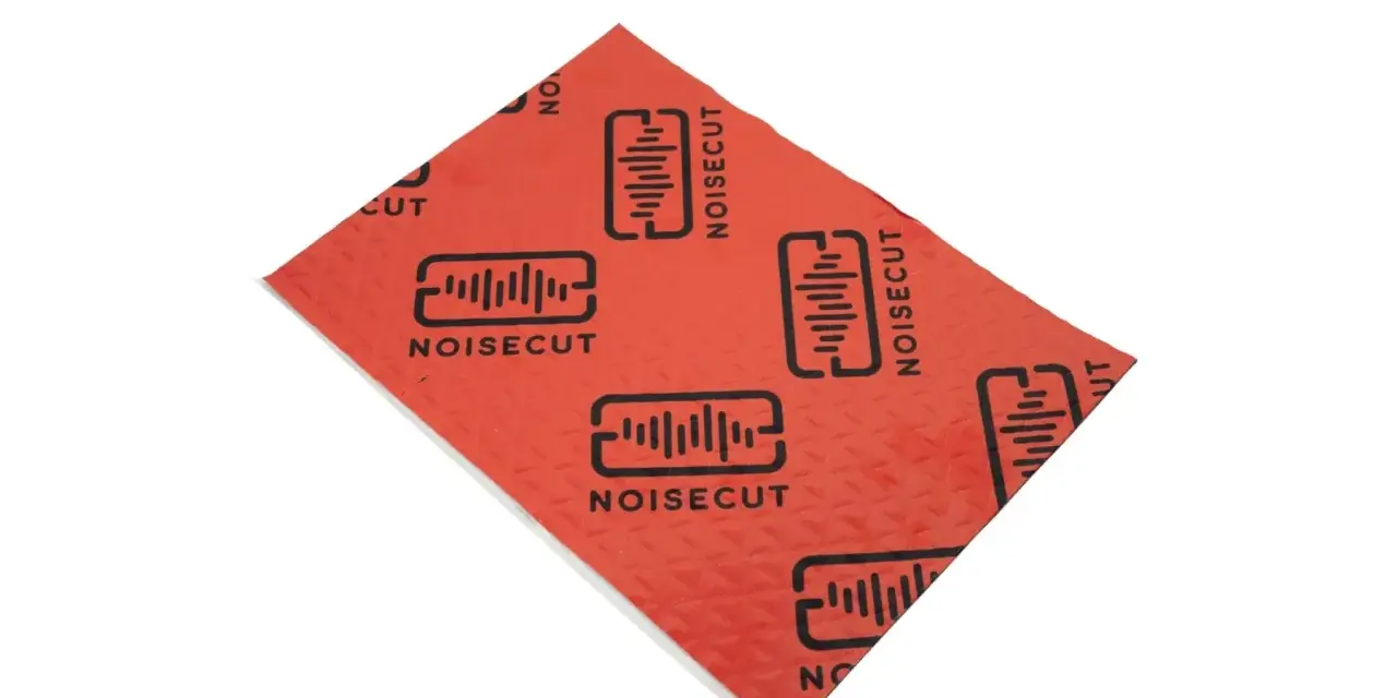Czerwona mata wygłuszająca z logo "NOISECUT" i symbolem fali dźwiękowej. Idealna, by dowiedzieć się, jak wygłuszyć drzwi.