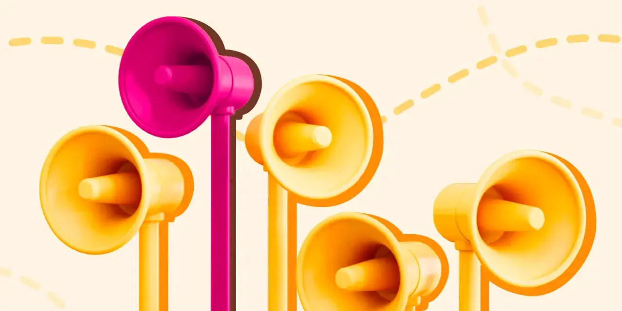 Megafoni colorati, uno rosa acceso e gli altri gialli, che sembrano annunciare i migliori corsi di comunicazione.