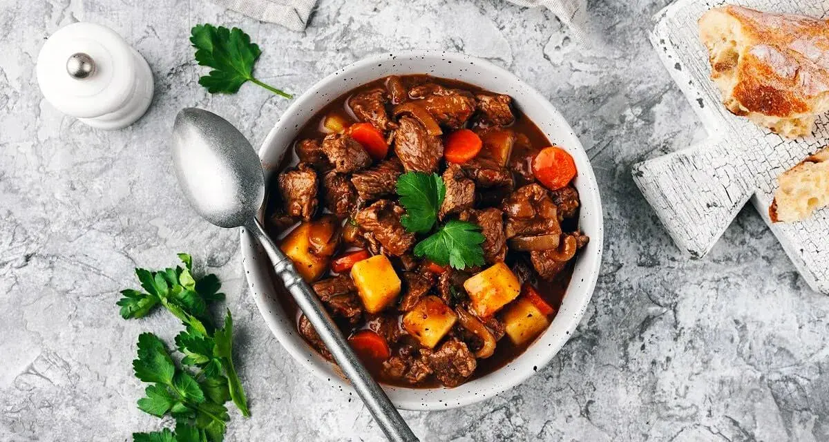 En mustig gryta med mört kött, potatis och morötter, perfekt till ett glas vin till boeuf bourguignon.