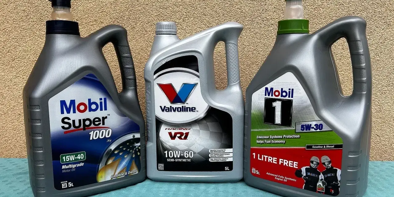 Trzy bańki oleju silnikowego: Mobil Super 1000, Valvoline Racing VR1 i Mobil 1. Wybór dla każdego silnika, od klasyki po wyścigowe maszyny.