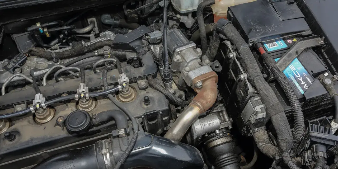 Silnik 1.7 CDTI z widocznymi wtryskiwaczami, turbosprężarką i akumulatorem.