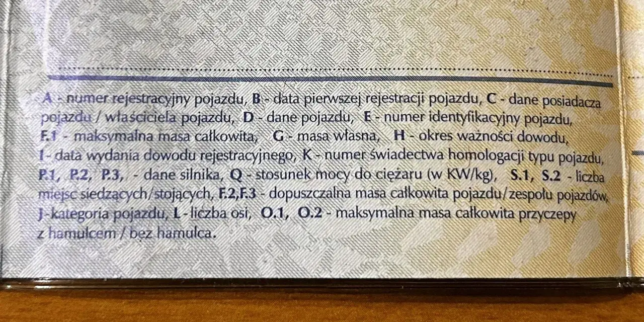 Fragment dowodu rejestracyjnego z danymi pojazdu, w tym pole F.1 - maksymalna masa całkowita.