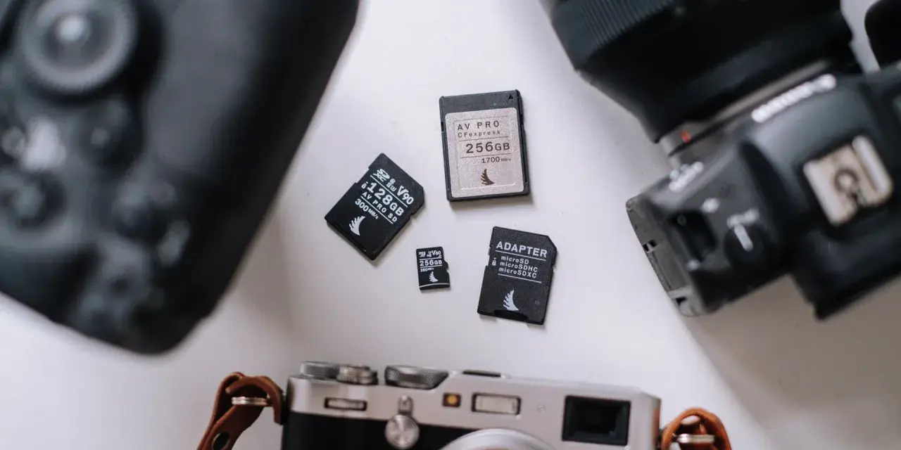 Karta CFexpress 256GB, karty SD i adapter. Gotowość do pracy z aparatami.