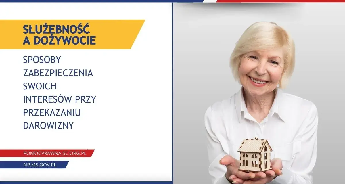 Uśmiechnięta starsza pani trzyma w dłoniach model domu, symbolizując bezpieczne przepisanie mieszkania na dziecko.