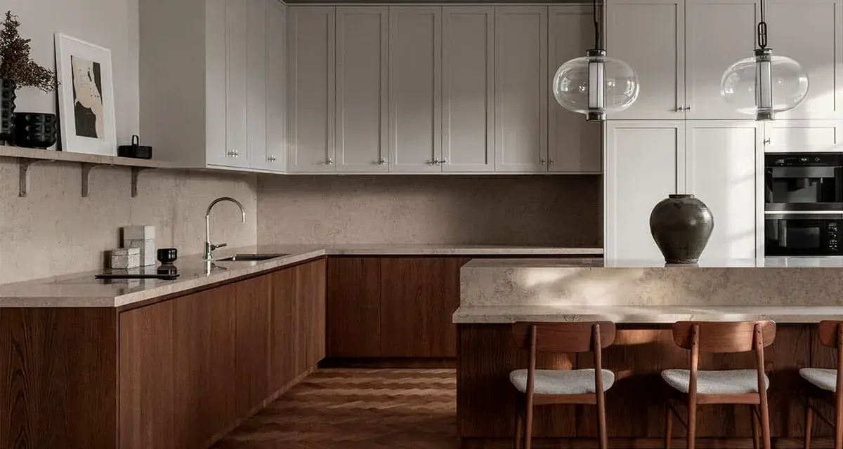 Cocina moderna con muebles inferiores de madera oscura y superiores blancos. Los colores de muebles de cocina crean un contraste elegante.