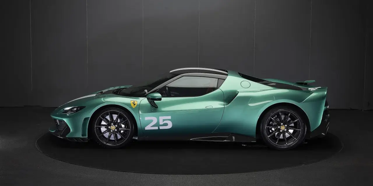 Zielony Ferrari 296 z numerem 25 na drzwiach, prezentowany na czarnym tle.