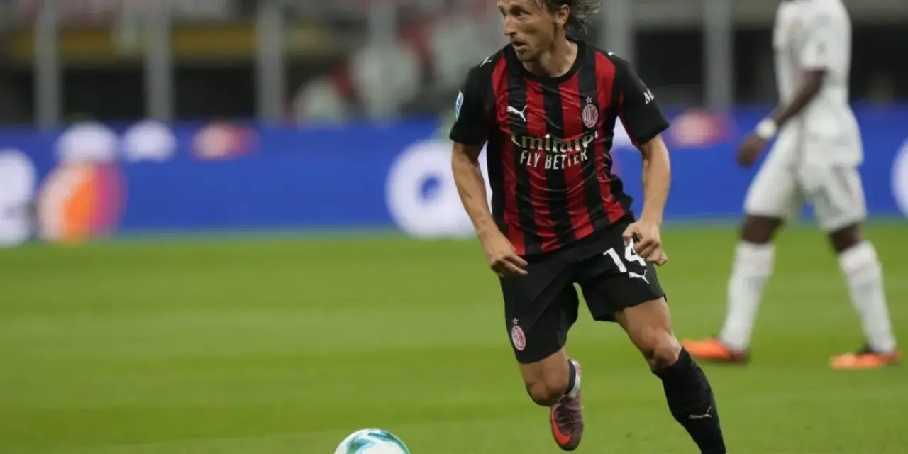 Jugador del AC Milan con el balón, en partido contra el Lecce.