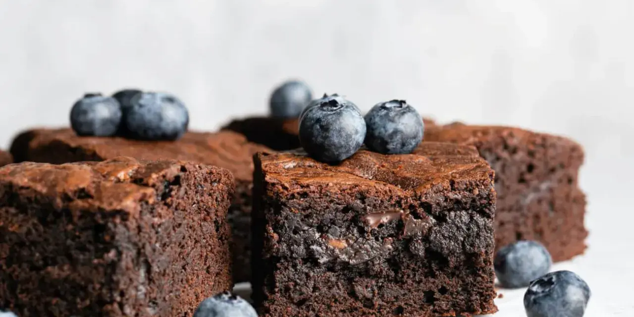 Keto brownie z mascarpone, udekorowane świeżymi borówkami. Idealne na deser bez wyrzutów sumienia.