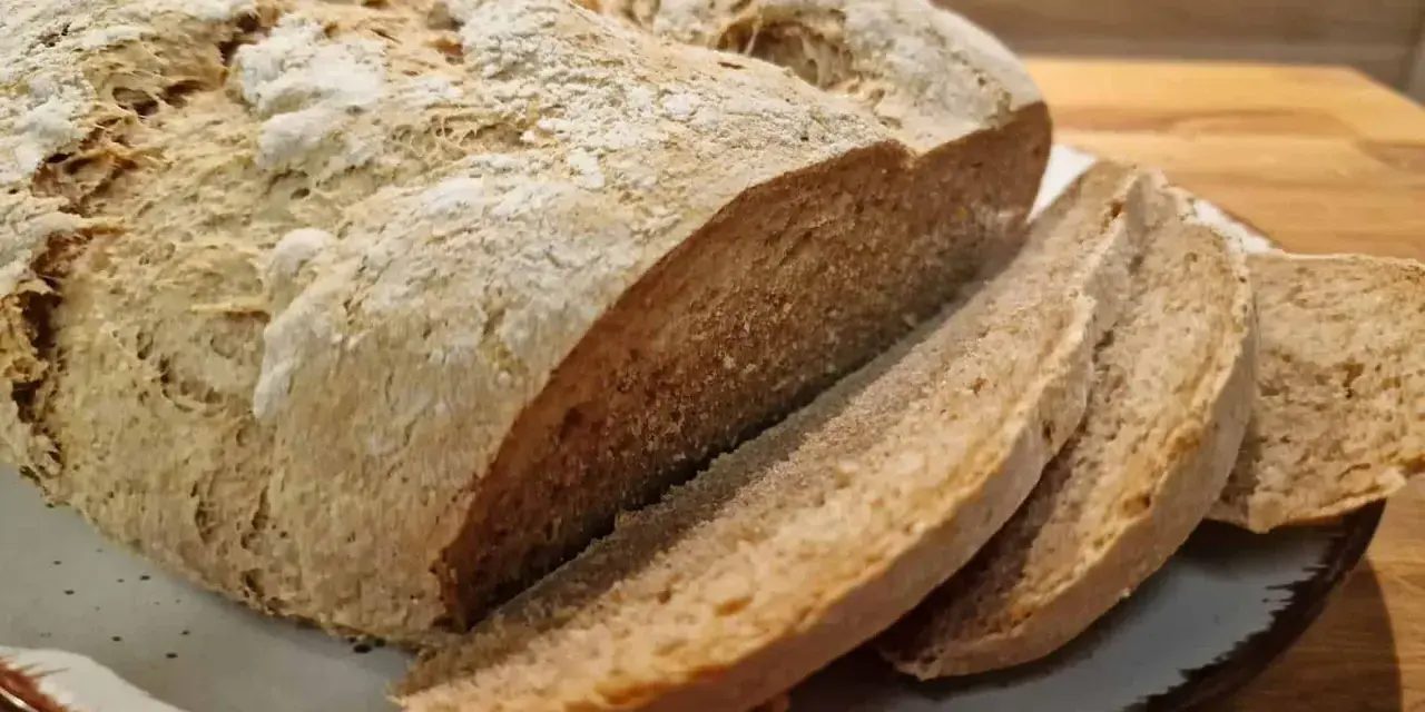 Frisches Brot aus Vollkornmehl, mit knuspriger Kruste und weicher Krume, bereit zum Genuss.