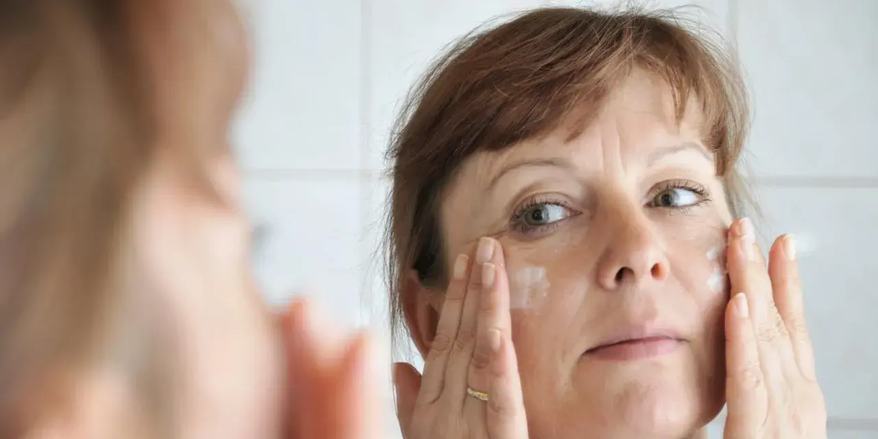 Peeling do cery naczynkowej: Enzymatyczny, kawitacyjny czy PHA?