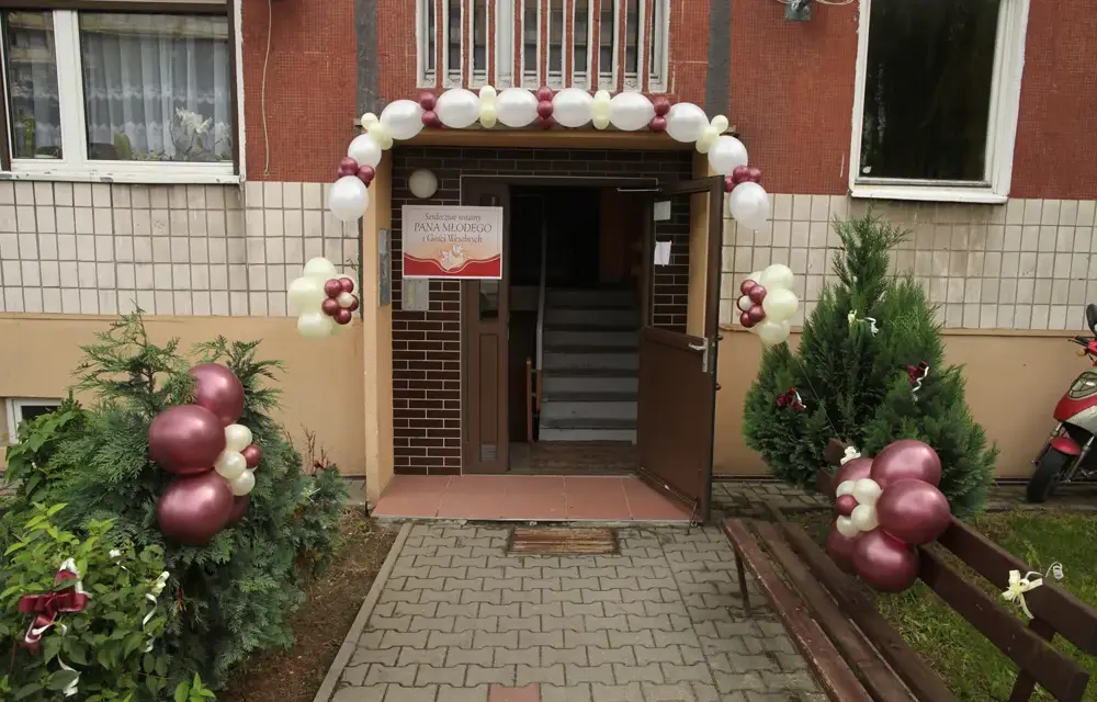 Jak przystroić klatkę schodową w bloku na wesele – tanio i efektownie