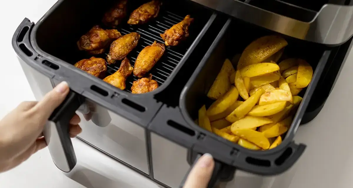 Co to jest airfryer? To urządzenie, które przygotowuje chrupiące skrzydełka i złociste frytki, wykorzystując gorące powietrze.