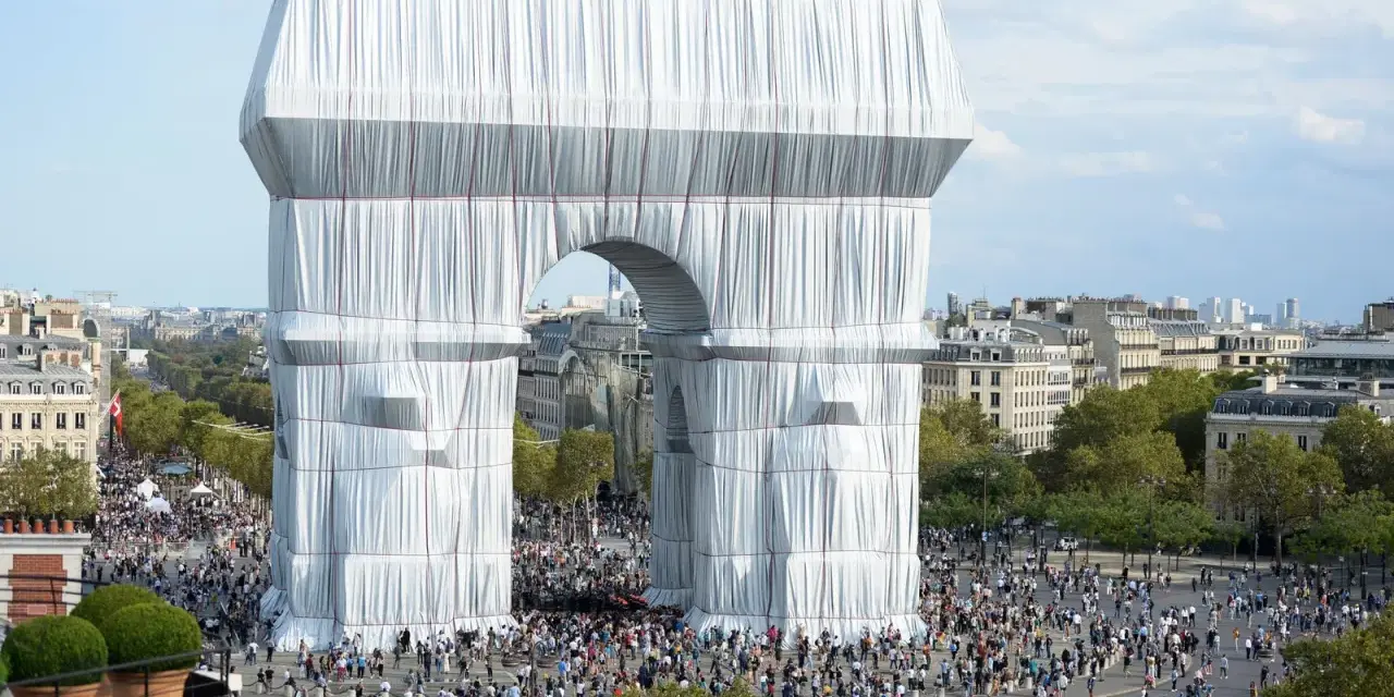 L'Arc de Triomphe emballé, une œuvre d'art monumentale, attire une foule nombreuse sur la place parisienne.