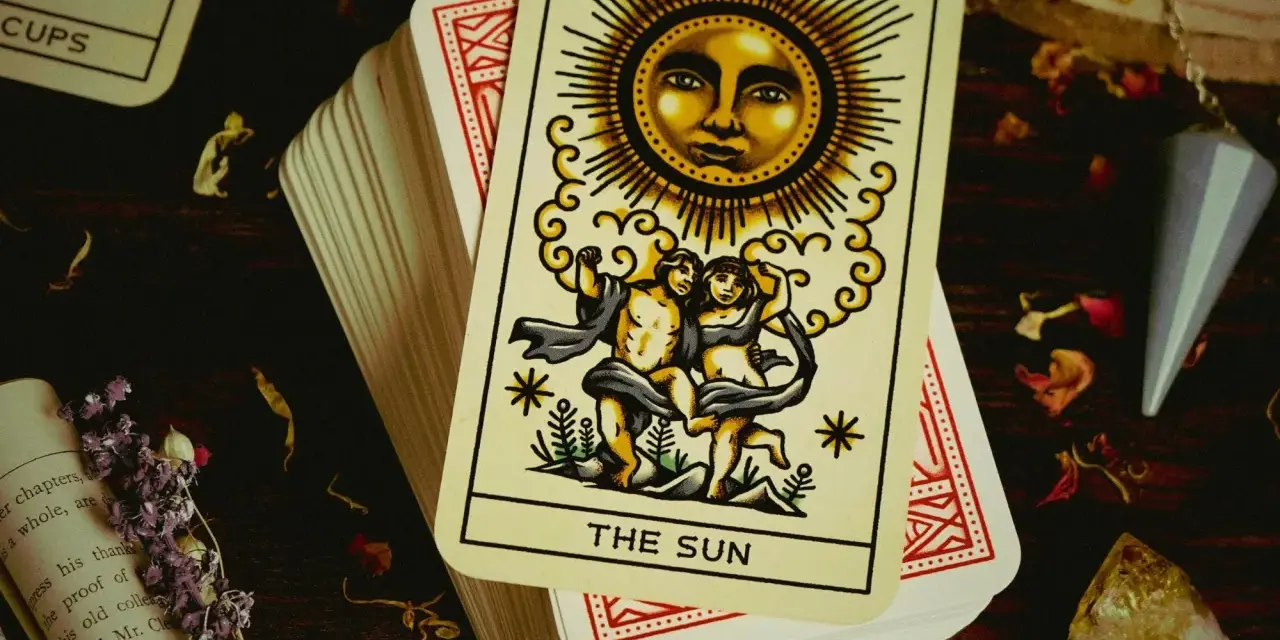 Karty tarota, w tym Słońce, ułożone do odczytu krzyż celtycki tarot.