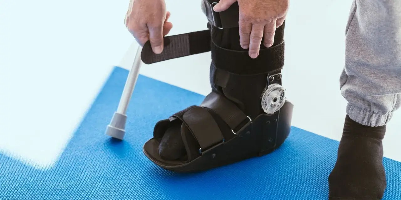 Con il tutore alla caviglia si può camminare, aiutandosi con un bastone. La riabilitazione è un percorso, ma con il giusto supporto si torna in piedi.